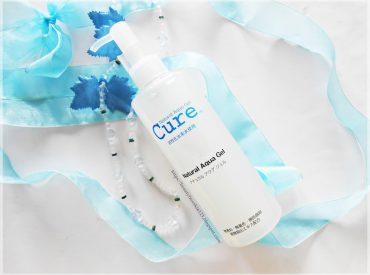 Cześć! Właśnie potwierdziła się teza, że kosmetyki z Azji należą do najlepszych. Chodzi o mój ulubiony produkt, peeling w żelu Cure Natural Aqua Gel marki TOKYO Life. Podobno w Japonii sprzedaje się co 15 sekund. W czym tkwi fenomen tego kosmetyku? Przetestowałam na własnej skórze. Co zamiast klasycznego scrubu? Klasyczne peelingi to zazwyczaj gęste formuły […]